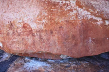 Figures humaines jaune pâle sur des peintures aux rayons X